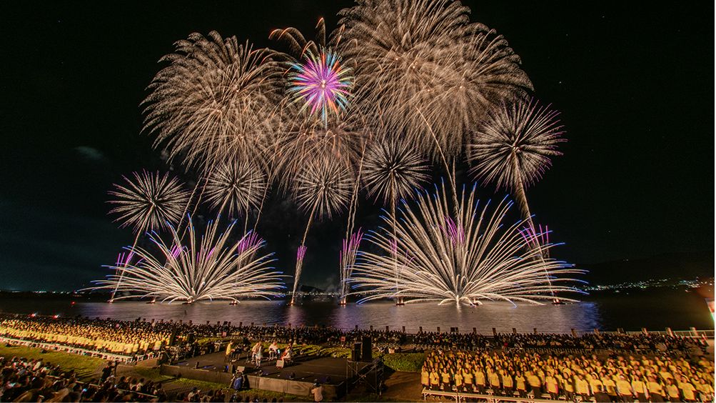 夜空に広がる花火