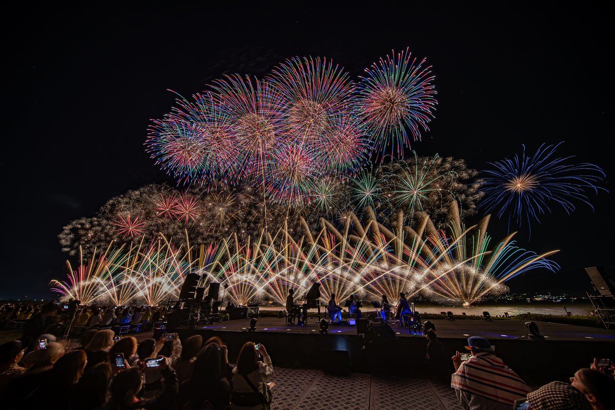 夜空を彩るカラフルな花火